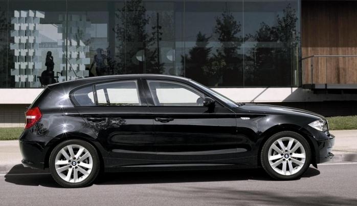 BMW 1 סדרה מראה את העולם תמרון עקשן של hatchback של המעמד גולף