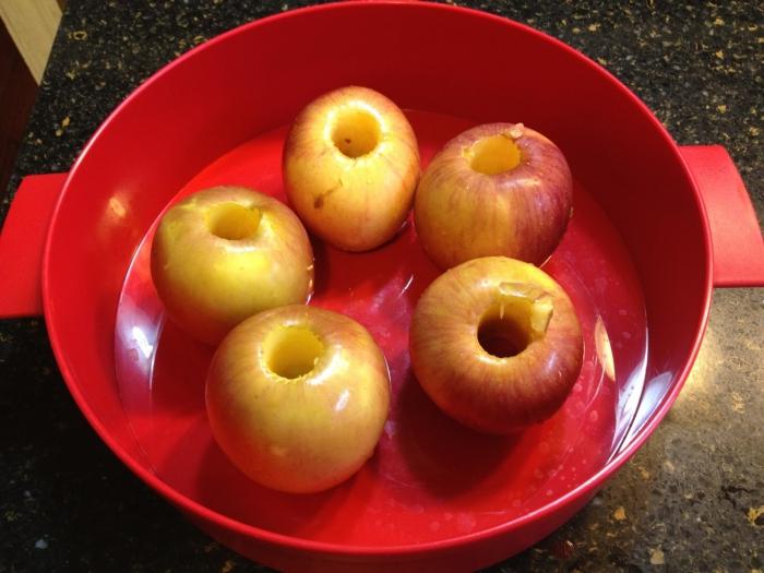אופים תפוחים במיקרוגל טעים