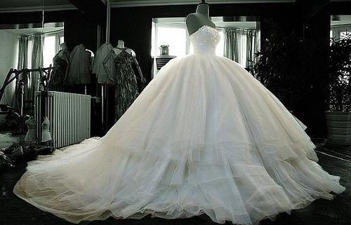 איך לבחור שמלה יפה לחתונה?